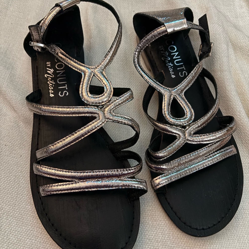 Coconuts by matisse sandals silver size 8 nwot